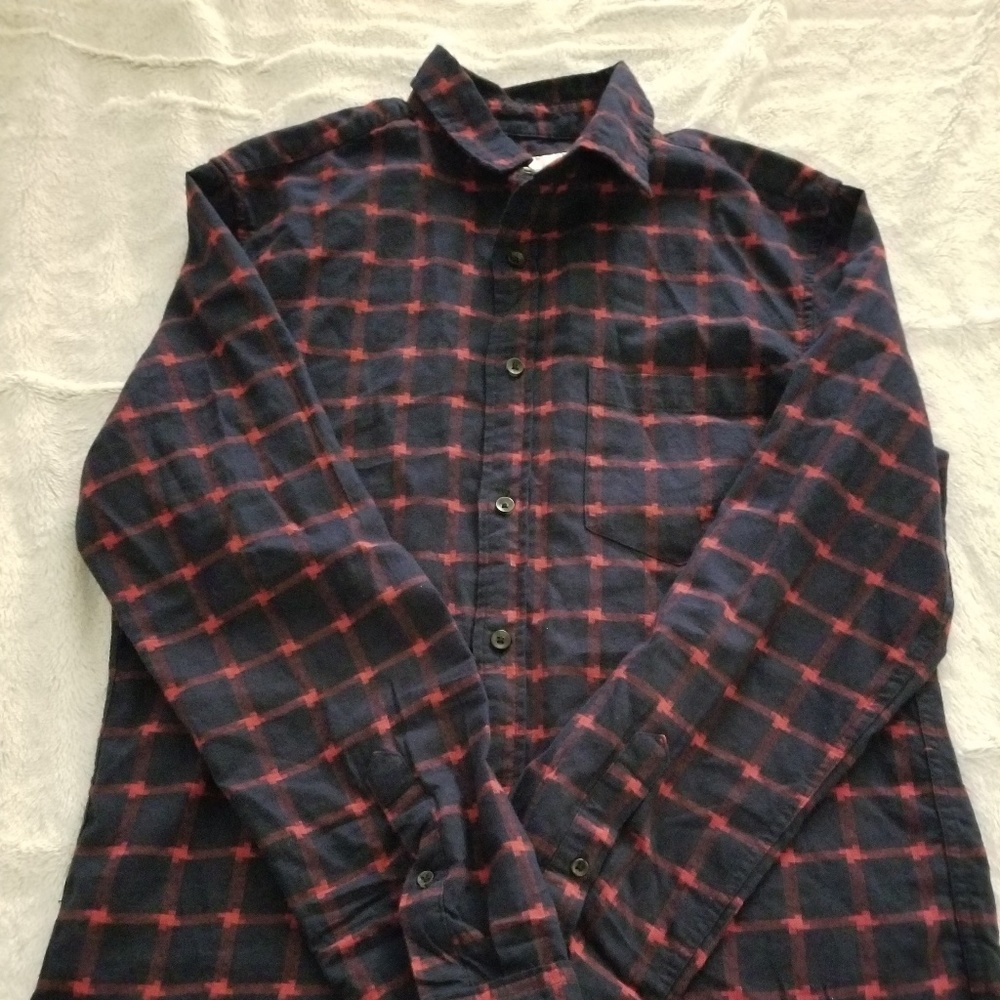 Navy blue and deep red.Mens Goodfellow button down